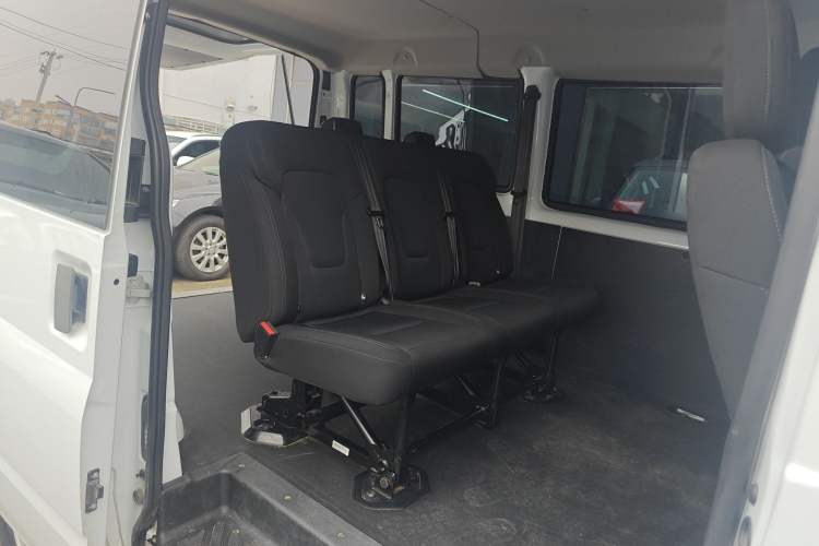 Used JMC Fushun 2022 2.0T Manual Multi-Function Passenger Vehicle Short Wheelbase Low Roof 6-Seater Interior 1