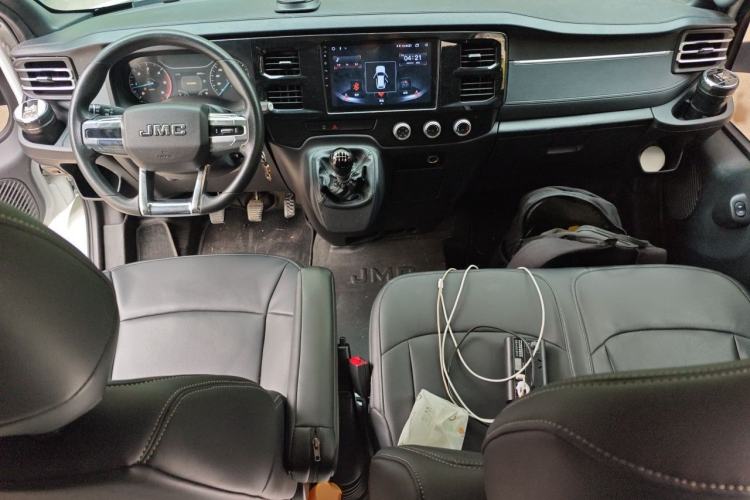 Used JMC Fushun 2022 2.0T Manual Multi-Function Passenger Vehicle Mid-Range High Roof 6-7 Seats Interior 2