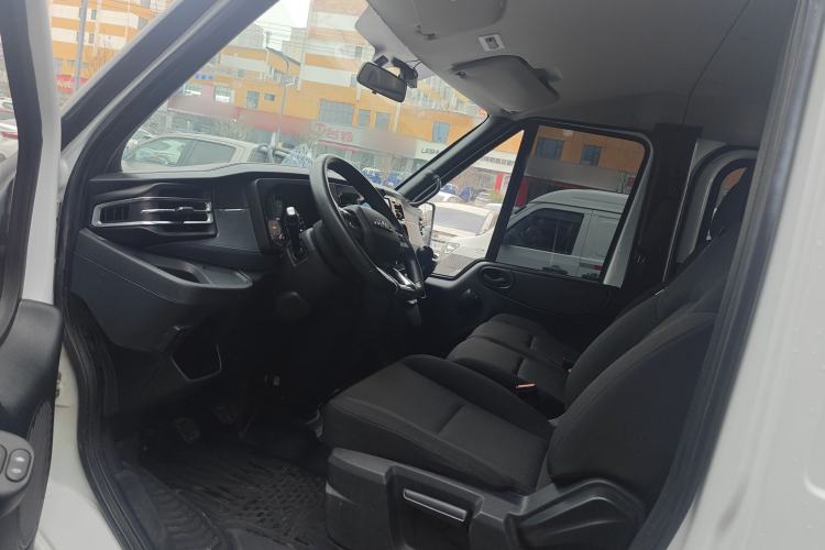 Used JMC Fushun 2022 2.0T Manual Multi-Function Passenger Vehicle Short Wheelbase Low Roof 6-Seater Interior 2