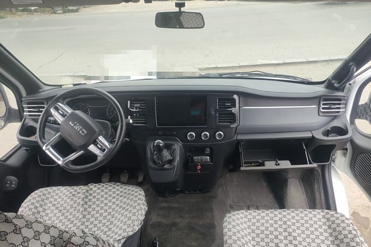 Used JMC Fushun 2022 2.0T Manual Multi-Function Passenger Vehicle Mid-Range High Roof 6-7 Seats Interior 2