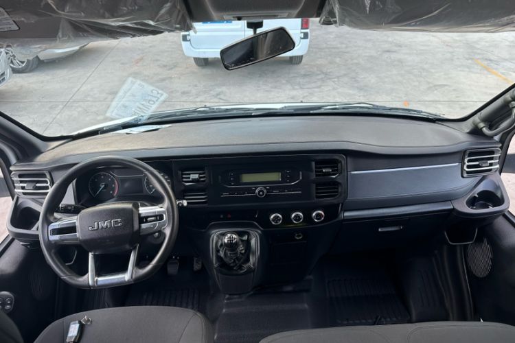 Used JMC Fushun 2022 2.0T Manual Multi-Function Passenger Vehicle Short Wheelbase Mid-Height Roof 6-Seater Interior 2