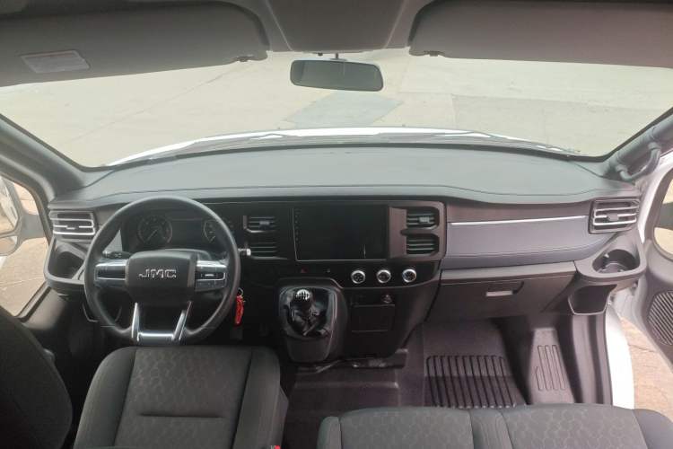 Used JMC Fushun 2022 2.0T Manual Multi-Function Passenger Vehicle Mid-Range High Roof 6-7 Seats Interior 2