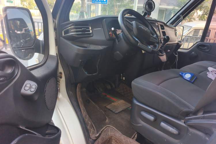 Used JMC Fushun 2022 2.0T Manual Multi-Function Passenger Vehicle Short Wheelbase Mid-Height Roof 6-Seater Interior 3