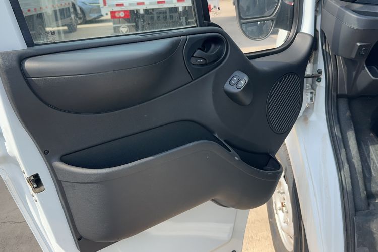 Used JMC Fushun 2022 2.0T Manual Multi-Function Passenger Vehicle Short Wheelbase Mid-Height Roof 6-Seater Interior 3