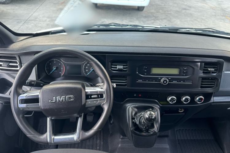 Used JMC Fushun 2022 2.0T Manual Multi-Function Passenger Vehicle Short Wheelbase Mid-Height Roof 6-Seater Interior 3