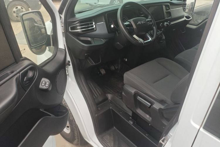 Used JMC Fushun 2022 2.0T Manual Multi-Function Passenger Vehicle Mid-Range High Roof 6-7 Seats Interior 3