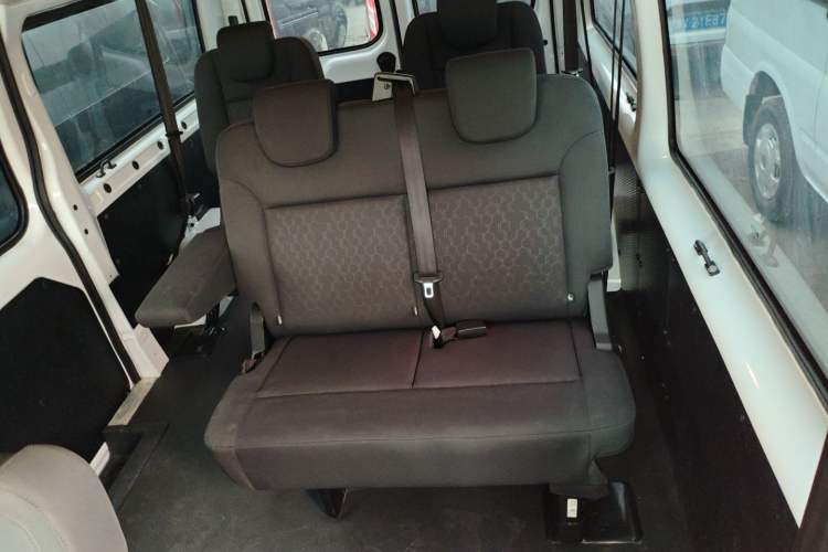 Used JMC Fushun 2022 2.0T Manual Multi-Function Passenger Vehicle Mid-Range High Roof 6-7 Seats Interior 4