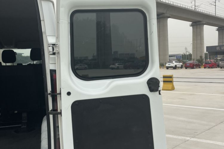 Used JMC Fushun 2022 2.0T Manual Multi-Function Passenger Vehicle Short Wheelbase Mid-Height Roof 6-Seater Interior 9
