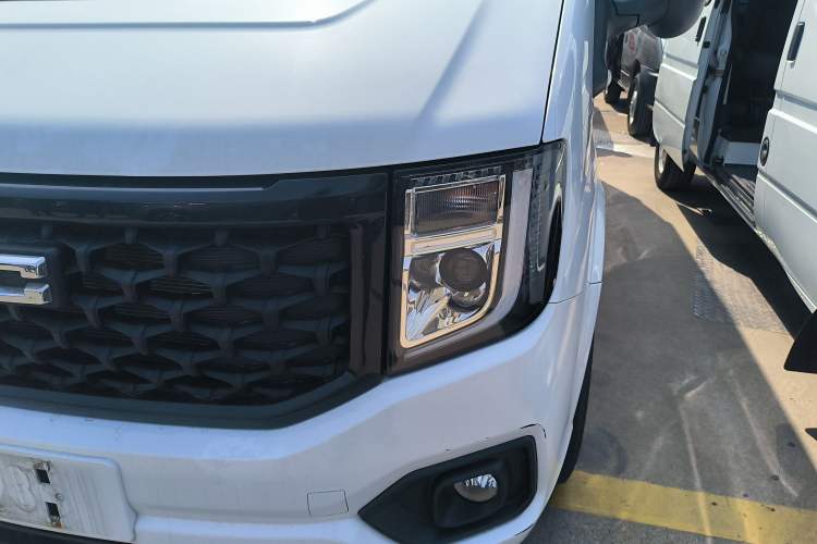 Used JMC Fushun 2022 2.0T Manual Multi-Function Passenger Vehicle Mid-Range High Roof 6-7 Seats Left Front Headlight