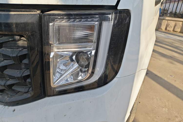 Used JMC Fushun 2022 2.0T Manual Van Short Wheelbase Mid-Height Roof 3-Seater Left Front Headlight