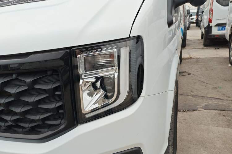 Used JMC Fushun 2022 2.0T Manual Multi-Function Passenger Vehicle Mid-Range High Roof 6-7 Seats Left Front Headlight