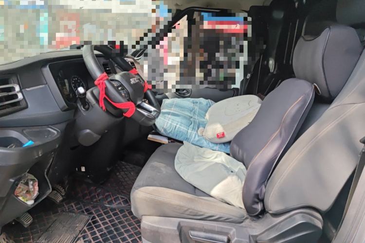 Used JMC Fushun 2022 2.0T Manual Van Long Wheelbase High Roof 3-Seater Left Front Seat