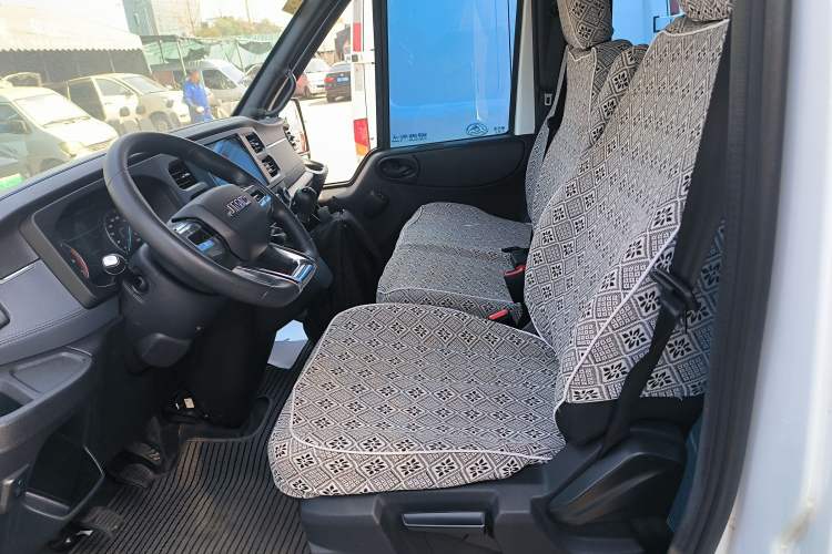 Used JMC Fushun 2022 2.0T Manual Multi-Function Passenger Vehicle Mid-Range High Roof 6-7 Seats Left Front Seat