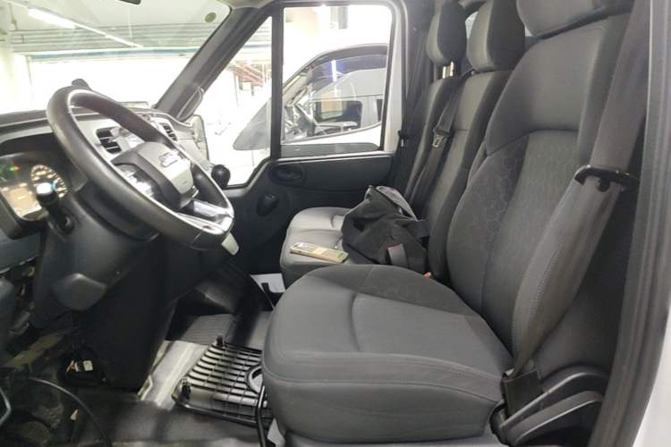 Used JMC Fushun 2022 2.0T Manual Multi-Function Passenger Vehicle Short Wheelbase Mid-Height Roof 6-Seater Left Front Seat
