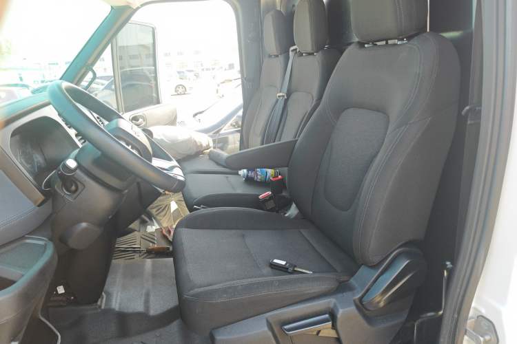 Used JMC Fushun 2022 2.0T Manual Van with Long Wheelbase Mid-Height Roof and 3 Seats Left Front Seat