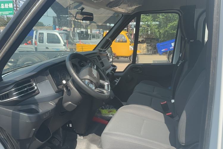 Used JMC Fushun 2022 2.0T Manual Multi-Function Passenger Vehicle Short Wheelbase Mid-Height Roof 6-Seater Left Front Seat
