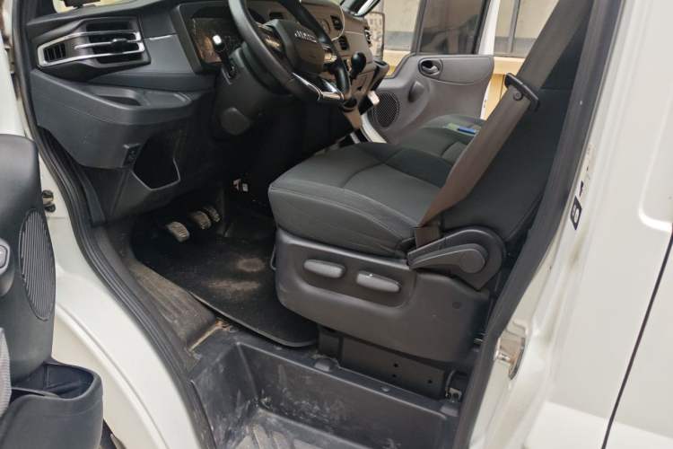 Used JMC Fushun 2022 2.0T Manual Multi-Function Passenger Vehicle Short Wheelbase Mid-Height Roof 6-Seater Left Front Seat
