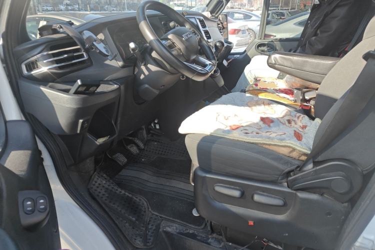 Used JMC Fushun 2022 2.0T Manual Multi-Function Passenger Vehicle Mid-Range High Roof 6-7 Seats Left Front Seat