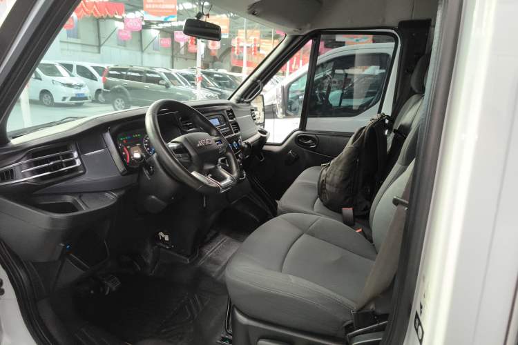 Used JMC Fushun 2022 2.0T Manual Multi-Function Passenger Vehicle Short Wheelbase Mid-Height Roof 6-Seater Left Front Seat