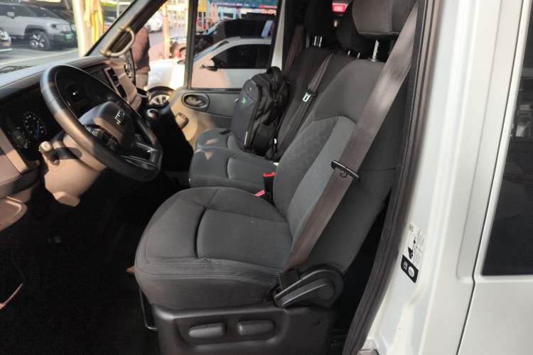Used JMC Fushun 2022 2.0T Manual Multi-Function Passenger Vehicle Short Wheelbase Low Roof 6-Seater Left Front Seat