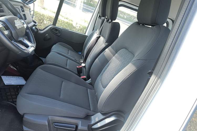 Used JMC Fushun 2022 2.0T Manual Multi-Function Passenger Vehicle Short Wheelbase Mid-Height Roof 6-Seater Left Front Seat