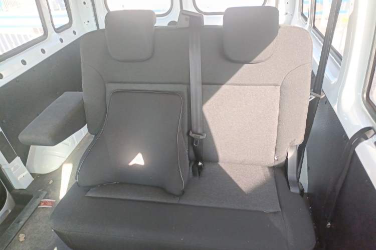 Used JMC Fushun 2022 2.0T Manual Multi-Function Passenger Vehicle Short Wheelbase Mid-Height Roof 6-Seater Left Rear Seat