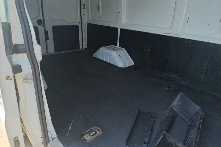 Used JMC Fushun 2022 2.0T Manual Van with Long Wheelbase Mid-Height Roof and 3 Seats Left Rear Seat