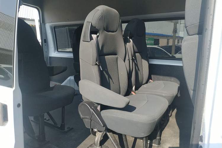 Used JMC Fushun 2022 2.0T Manual Multi-Function Passenger Vehicle Mid-Range High Roof 6-7 Seats Left Rear Seat
