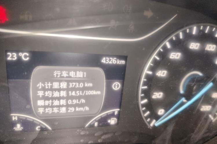 Used JMC Fushun 2022 2.0T Manual Multi-Function Passenger Vehicle Mid-Roof 6-7 Seater Odometer Close Up