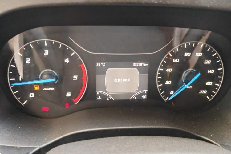 Used JMC Fushun 2022 2.0T Manual Van Long Wheelbase High Roof 3-Seater Odometer Close Up