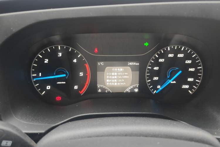 Used JMC Fushun 2022 2.0T Manual Multi-Function Passenger Vehicle Short Wheelbase Low Roof 6-Seater Odometer Close Up