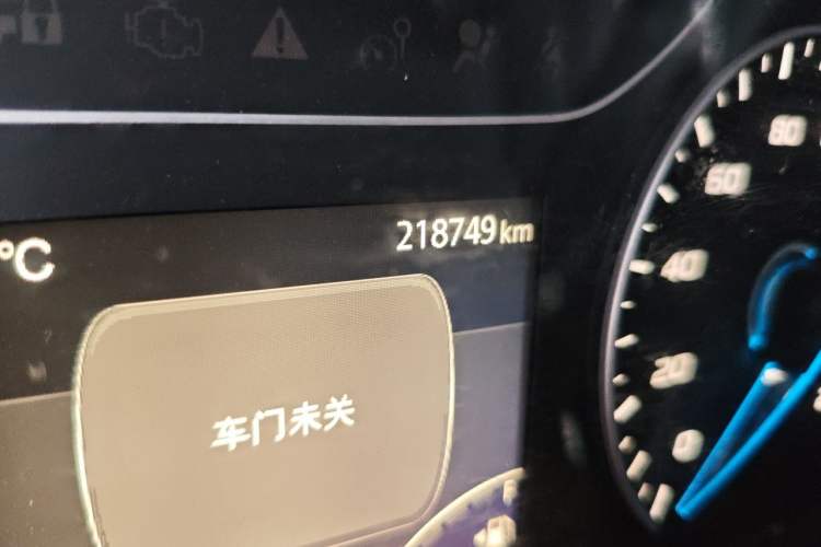 Used JMC Fushun 2022 2.0T Manual Multi-Function Passenger Vehicle Mid-Roof 6-7 Seater Odometer Close Up