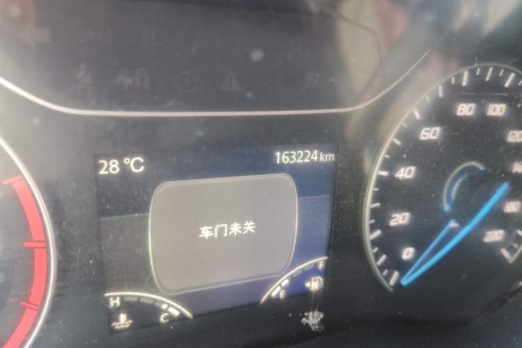 Used JMC Fushun 2022 2.0T Manual Van Long Wheelbase High Roof 3-Seater Odometer Close Up