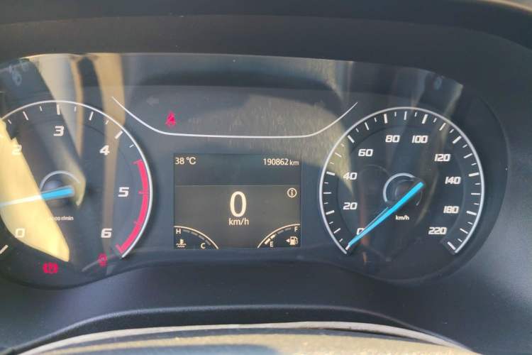 Used JMC Fushun 2022 2.0T Manual Multi-Function Passenger Vehicle Mid-Range High Roof 6-7 Seats Odometer Close Up