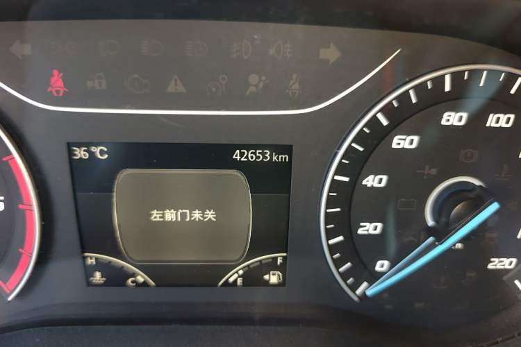 Used JMC Fushun 2022 2.0T Manual Van with Mid-Roof High Roof and 3 Seats Odometer Close Up