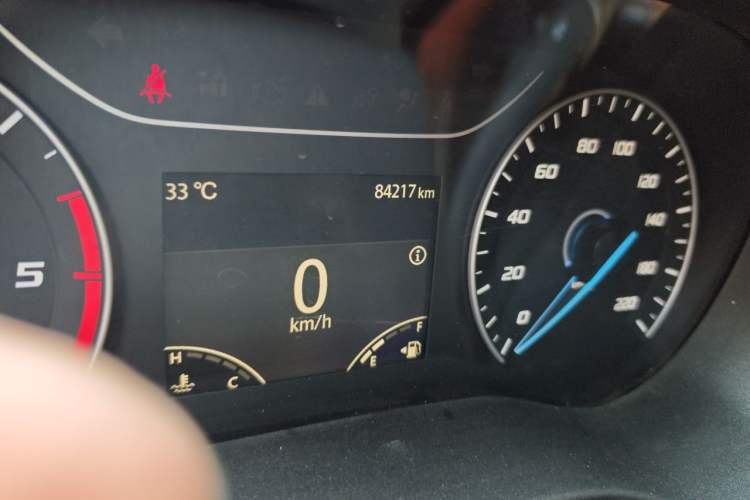 Used JMC Fushun 2022 2.0T Manual Van with Mid-Roof High Roof and 3 Seats Odometer Close Up