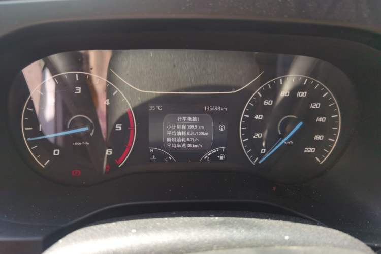 Used JMC Fushun 2022 2.0T Manual Multi-Function Passenger Vehicle Mid-Range High Roof 6-7 Seats Odometer Close Up