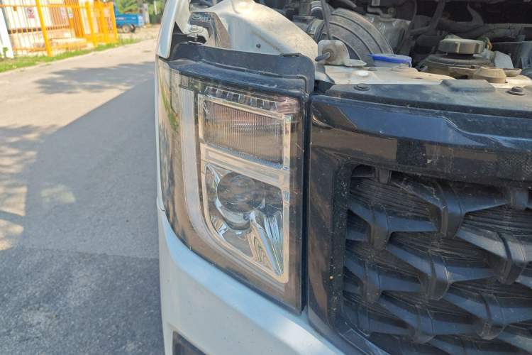 Used JMC Fushun 2022 2.0T Manual Van Long Wheelbase High Roof 3-Seater Right Front Headlight