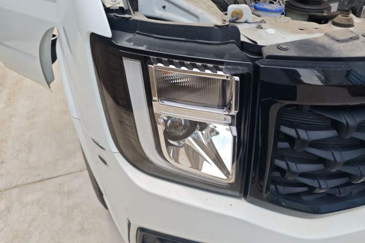 Used JMC Fushun 2022 2.0T Manual Multi-Function Passenger Vehicle Short Wheelbase Mid-Height Roof 6-Seater Right Front Headlight