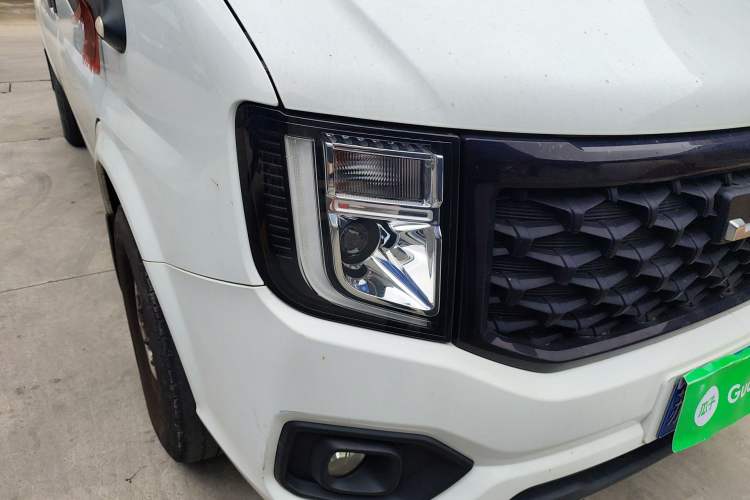 Used JMC Fushun 2022 2.0T Manual Multi-Function Passenger Vehicle Mid-Range High Roof 6-7 Seats Right Front Headlight
