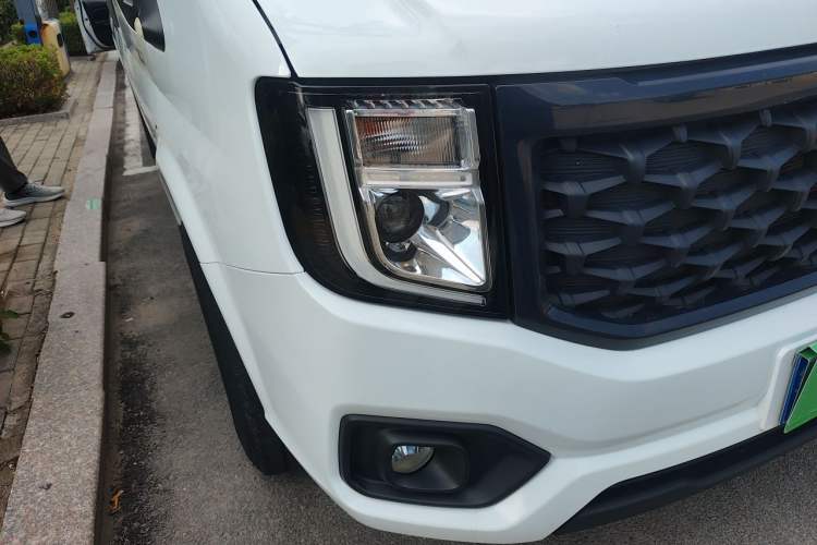Used JMC Fushun 2022 2.0T Manual Van with Mid-Roof High Roof and 3 Seats Right Front Headlight