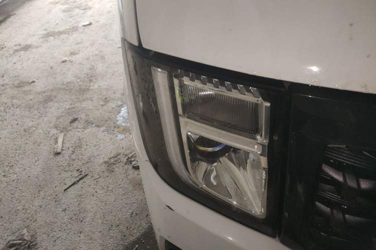 Used JMC Fushun 2022 2.0T Manual Van with Mid-Roof High Roof and 3 Seats Right Front Headlight