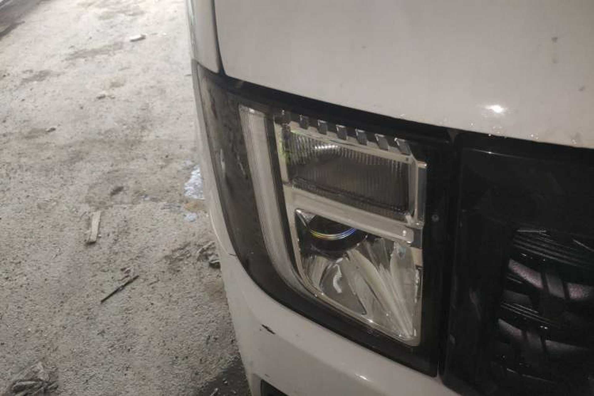 Used JMC Fushun 2022 2.0T Manual Van with Mid-Roof High Roof and 3 Seats Right Front Headlight