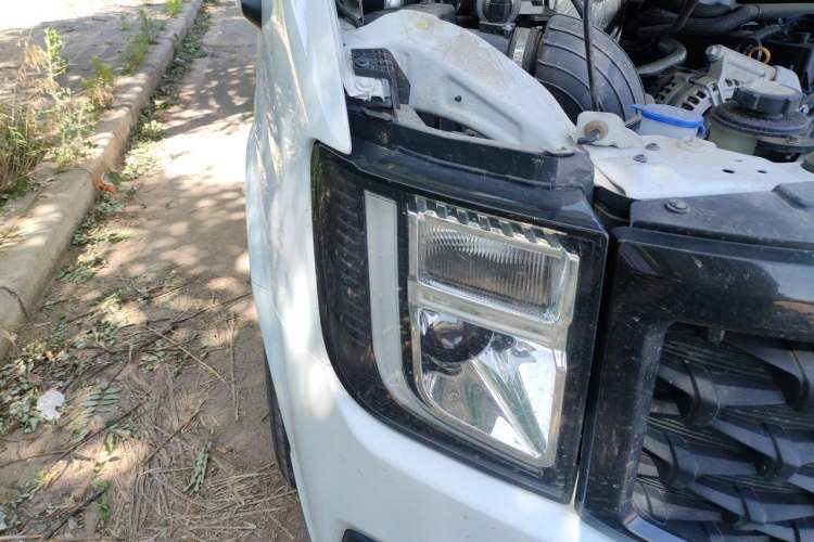 Used JMC Fushun 2022 2.0T Manual Multi-Function Passenger Vehicle Mid-Range High Roof 6-7 Seats Right Front Headlight