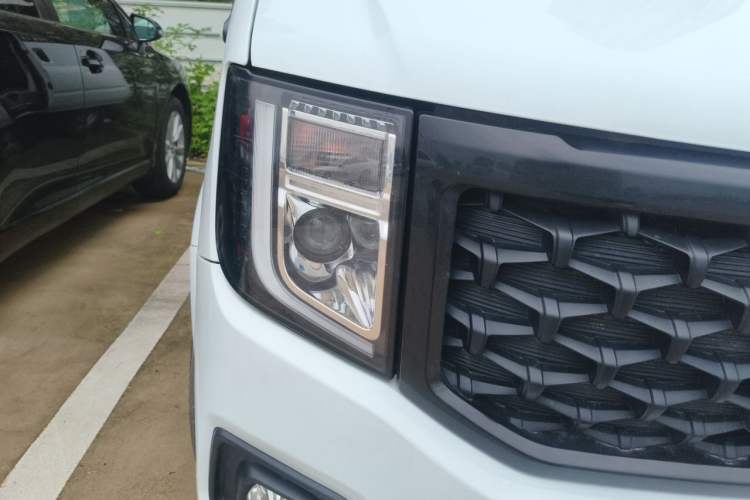 Used JMC Fushun 2022 2.0T Manual Multi-Function Passenger Vehicle Mid-Roof 6-7 Seater Right Front Headlight