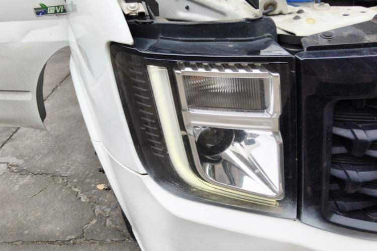 Used JMC Fushun 2022 2.0T Manual Van with Long Wheelbase Mid-Height Roof and 3 Seats Right Front Headlight