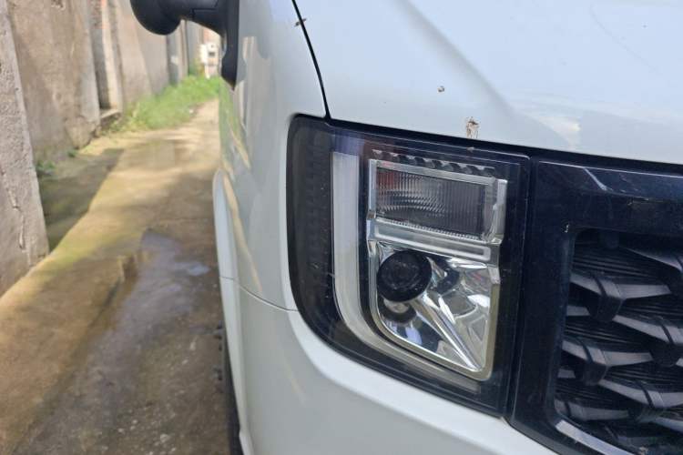 Used JMC Fushun 2022 2.0T Manual Van with Long Wheelbase Mid-Height Roof and 3 Seats Right Front Headlight