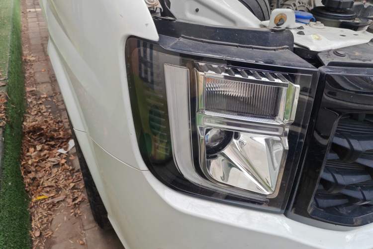 Used JMC Fushun 2022 2.0T Manual Multi-Function Passenger Vehicle Short Wheelbase Mid-Height Roof 6-Seater Right Front Headlight