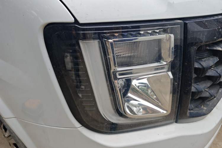 Used JMC Fushun 2022 2.0T Manual Multi-Function Passenger Vehicle Short Wheelbase Low Roof 6-Seater Right Front Headlight