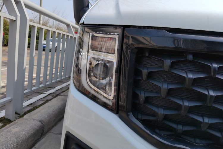 Used JMC Fushun 2022 2.0T Manual Multi-Function Passenger Vehicle Mid-Range High Roof 6-7 Seats Right Front Headlight